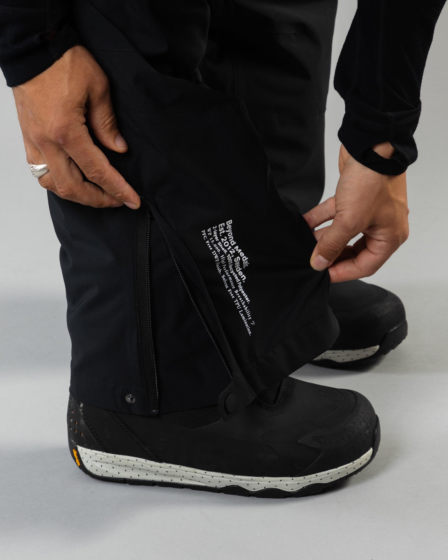 Beyond Medals Zip Pants 2L - Black